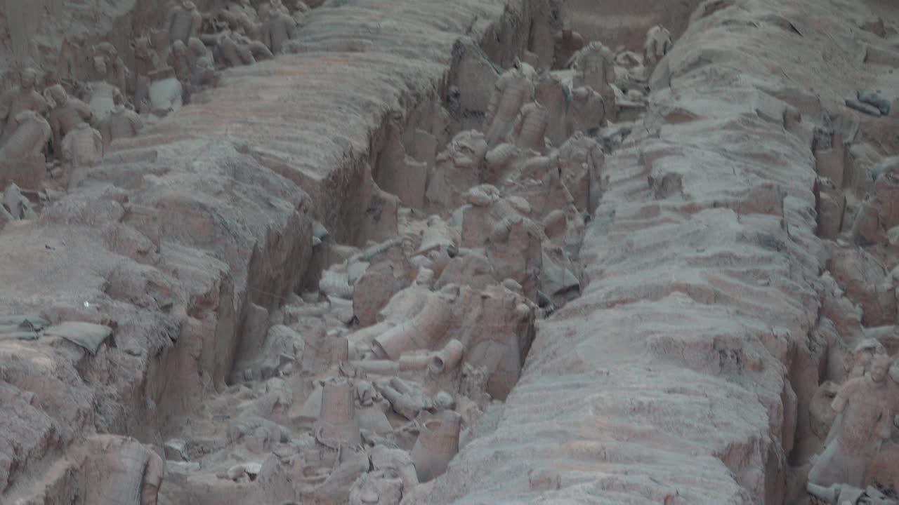 Vasta exposición de guerreros y caballos de terracota en un sitio histórico.