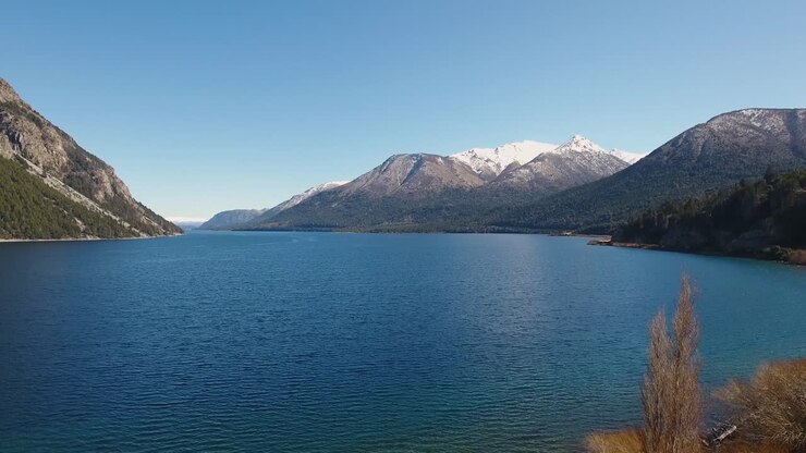 Vedute aeree delle Ande e della bellezza paesaggistica naturale del Lago Nahuel Huapi Bariloche, Argentina 3