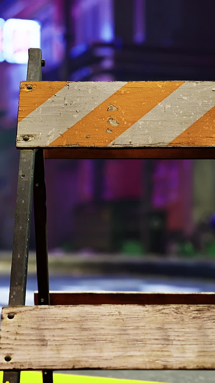 Scena urbana catturata da un fotografo che aspetta mentre la vita della città si svolge di notte