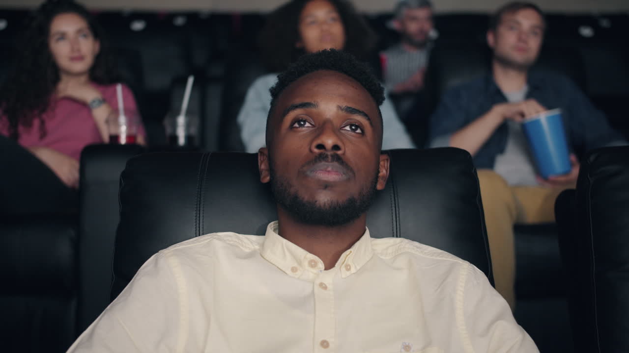 Uomo che guarda un film al cinema