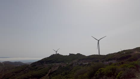 Turbinas-Eólicas-Y-Autopista-En-La-Costa-De-Tarifa-En-Cádiz,-España.