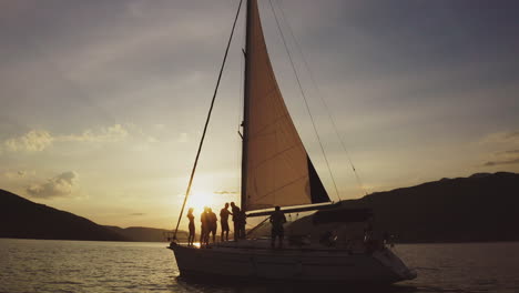 aventura de navegación al atardecer