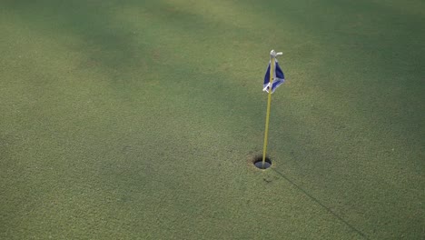 Movimiento-Suave-Del-Hoyo-De-La-Pelota-De-Golf-Y-La-Bandera