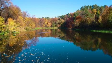 Buntes-Herbstwaldholz-Am-See