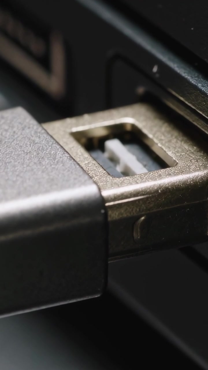 Vertikal video: Justerer USB-stik og skubber ind i enhedens port, forbinder enhed via USB