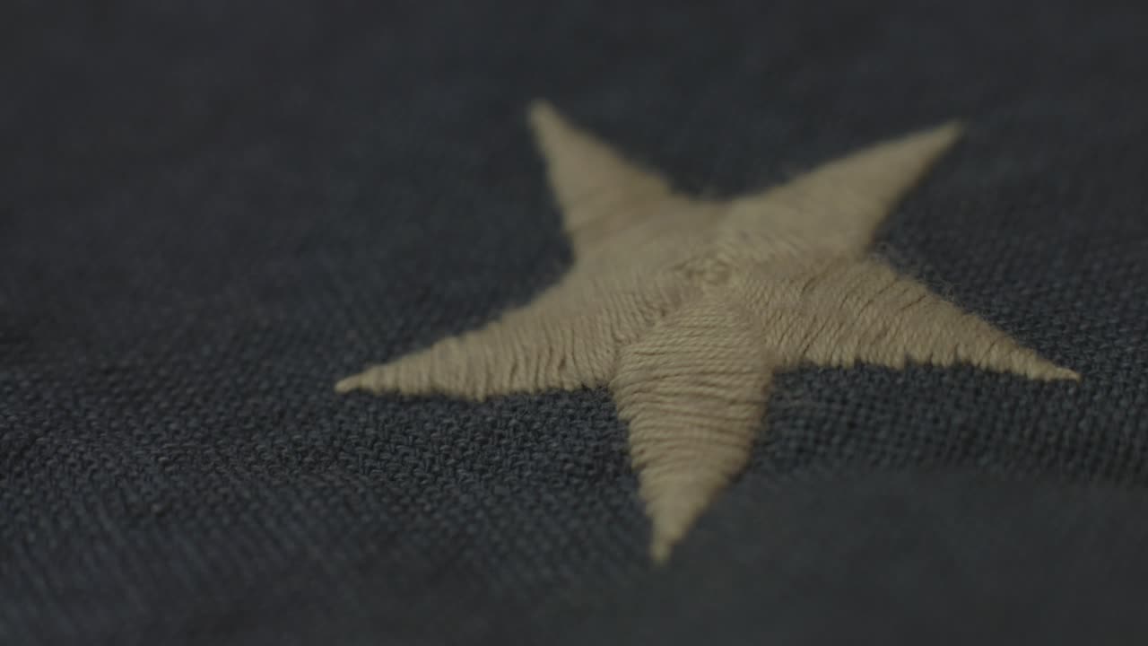 detalle de la bandera estadounidense con 13 estrellas de la revolución