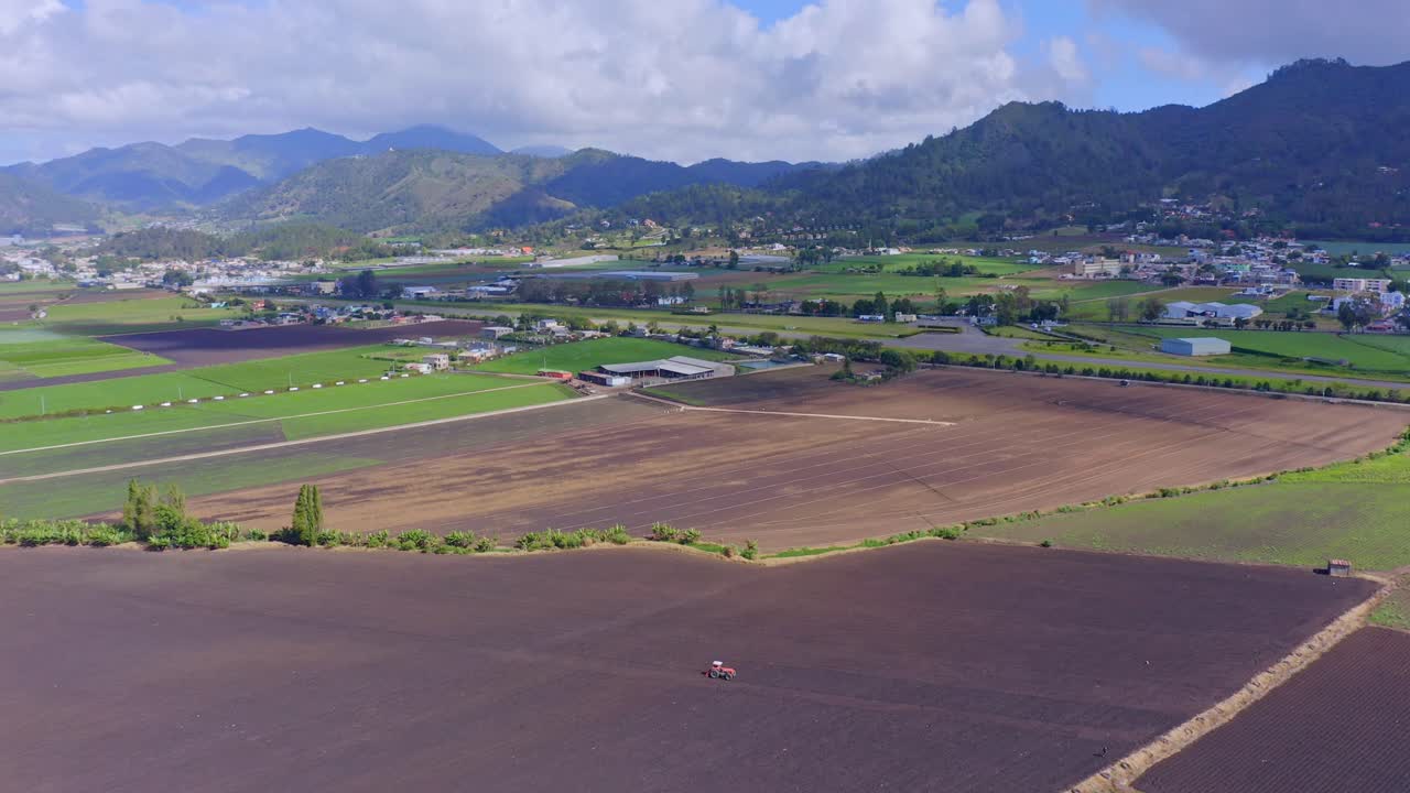 paso elevado de drones sobre campos cultivados en el paisaje de constanza, república dominicana
