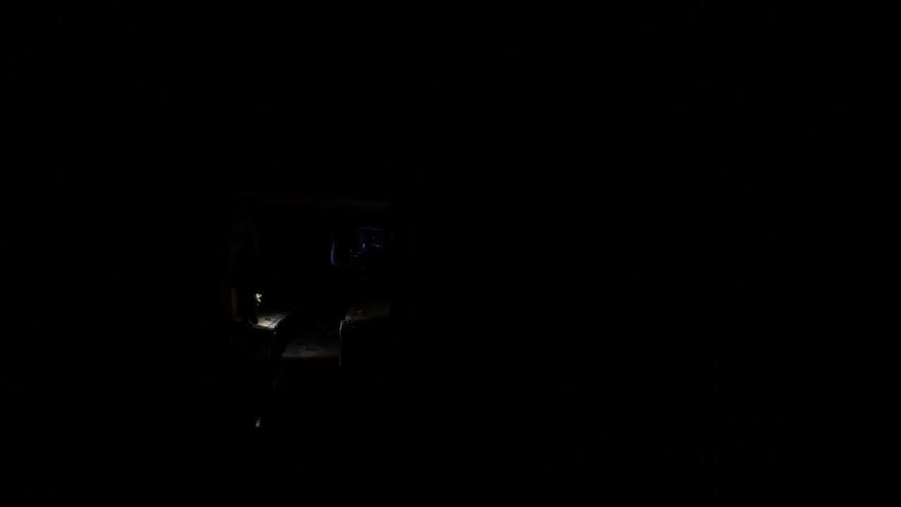 interior del túnel oscuro con persona