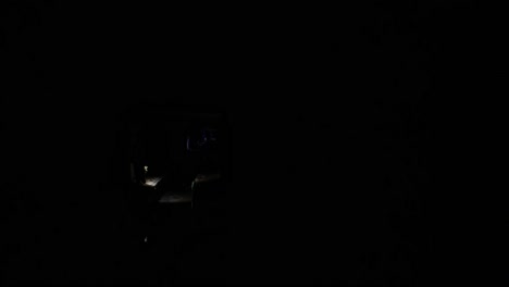 interior del túnel oscuro con persona