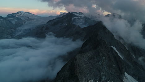 Pintoresca-Vista-Sobre-El-Pico-De-Las-Montañas-Rocosas-Al-Atardecer