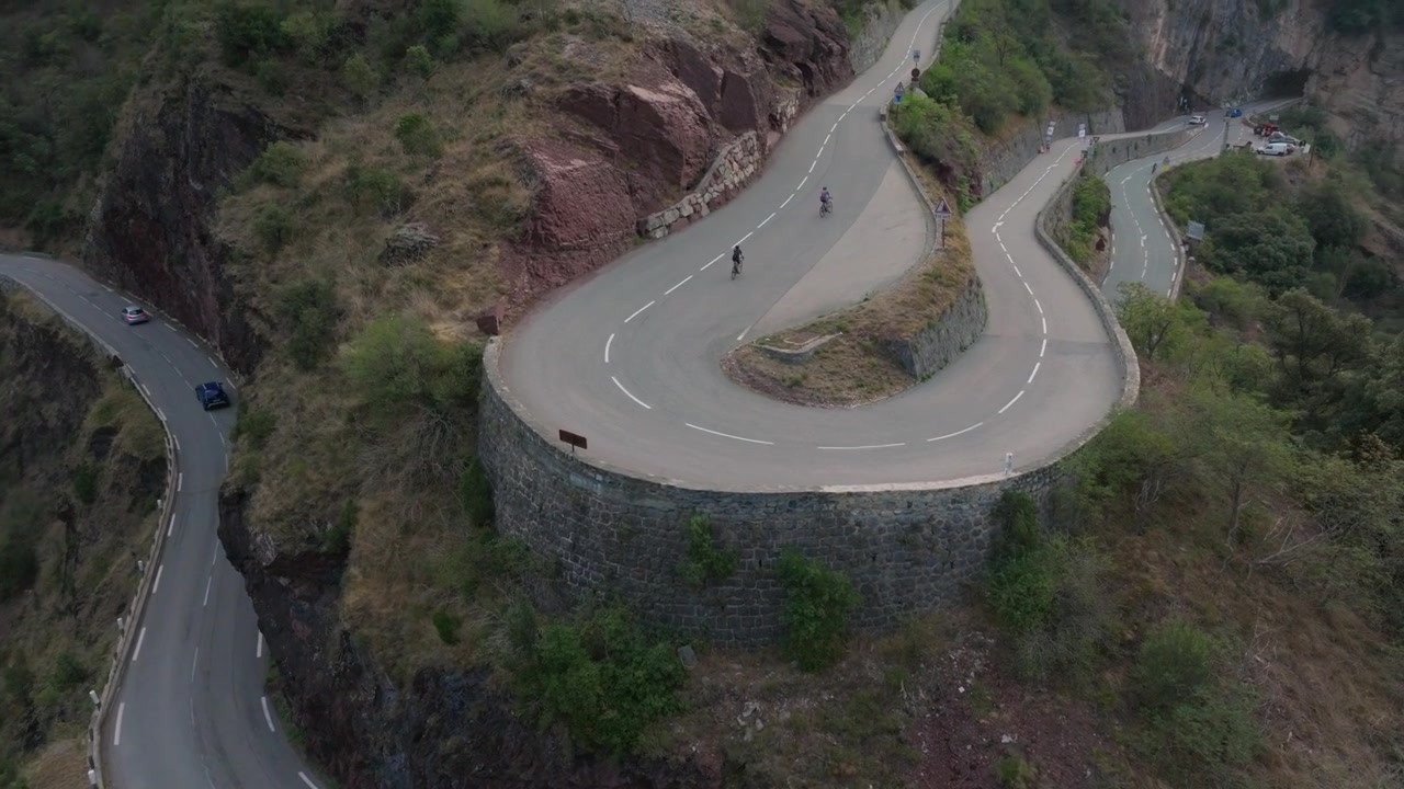 Paesaggi alpini cinematografici catturati lungo l'Alta Via delle Alpi. Scenari montani drammatici, strade tortuose, cime aspre, tempo mutevole e la bellezza naturale delle Alpi europee.