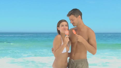 una pareja linda disfrutando de sus helados de agua juntos
