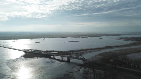 Inundación-Río-Desbordamiento-Puente-Carretera-Día-Soleado-Circulación-Aérea