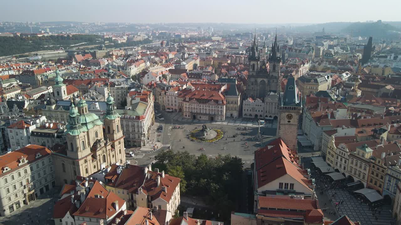 Ampia ripresa con drone della Piazza della Città Vecchia a Praga, Repubblica Ceca, in una giornata leggermente umida
