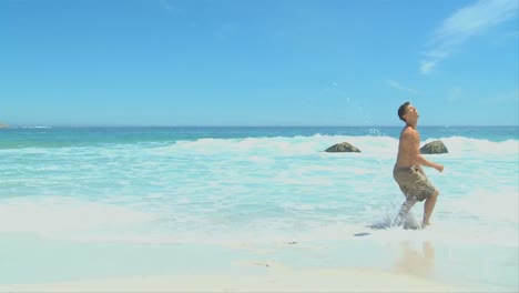 Hombre-Con-Una-Pelota-De-Fútbol-En-La-Playa