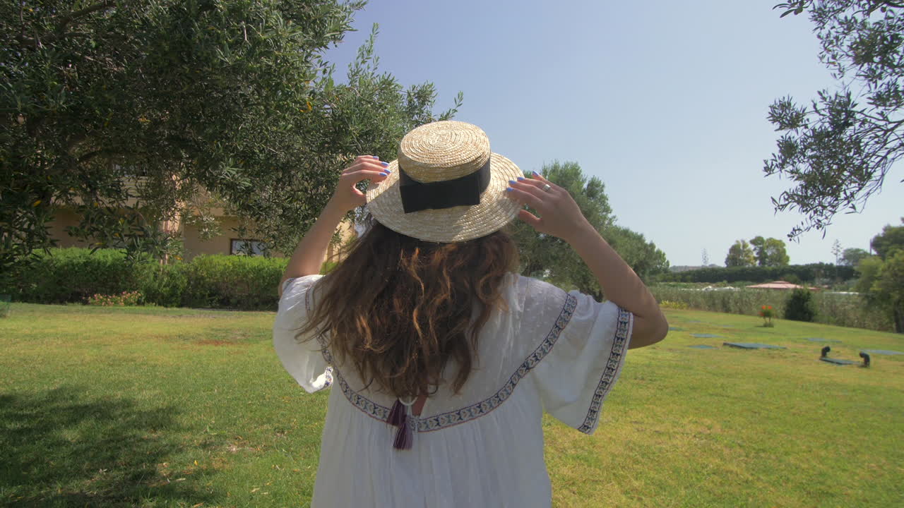 una mujer con un sombrero disfrutando de unas vacaciones de verano.