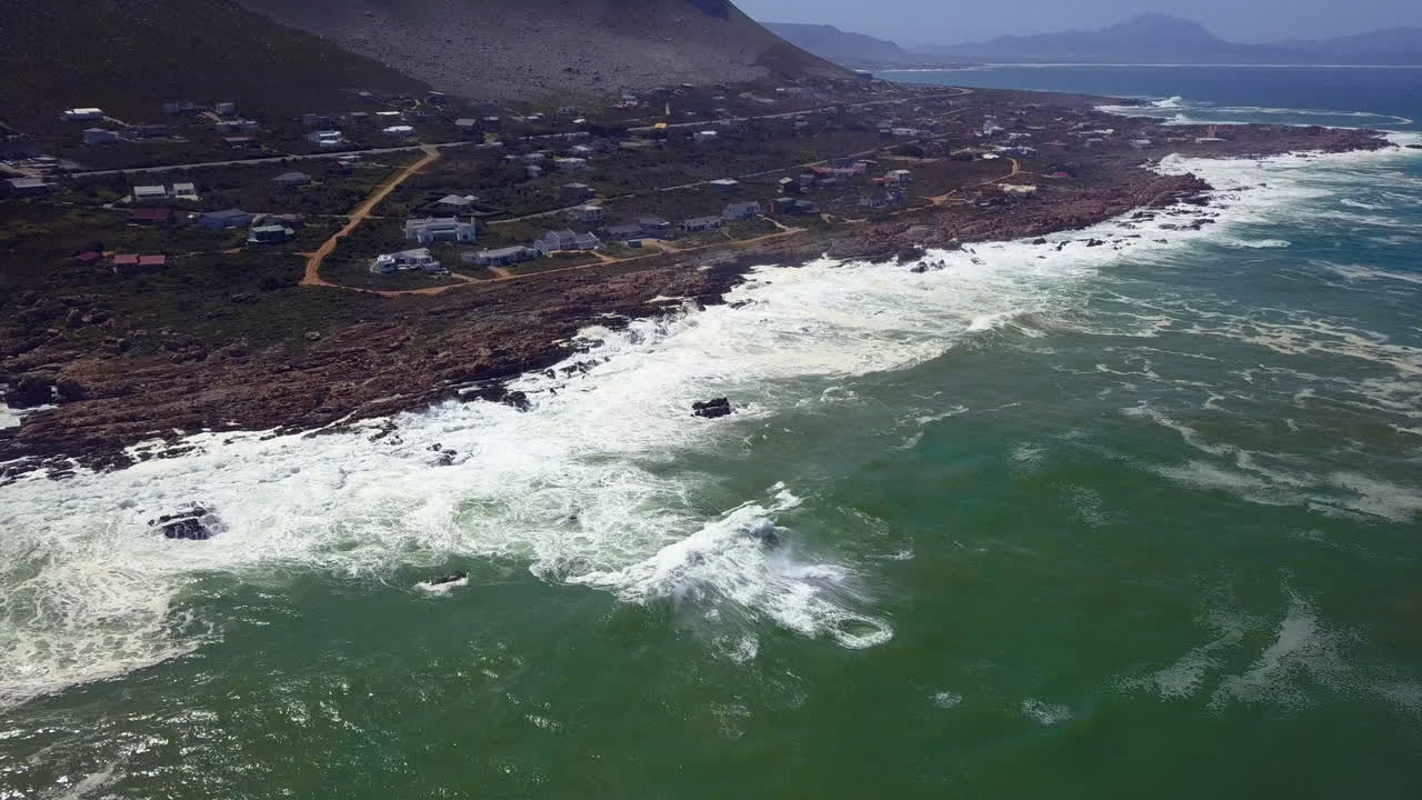 파도는 해안에 부 ⁇ 히게 되어 있습니다.