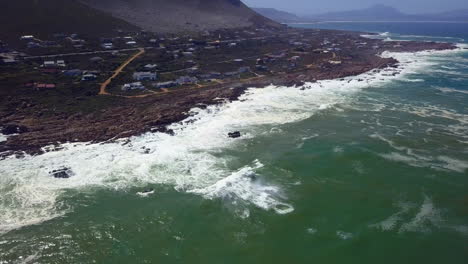 las olas están destinadas a golpear la orilla
