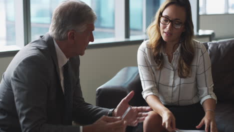 4k de imágenes de hombres de negocios teniendo una discusión