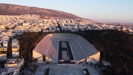 video de drones en órbita del estadio panatenaico en atenas, grecia durante una puesta de sol