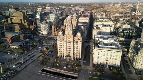 El-Edificio-Del-Hígado,-Frente-Al-Mar-De-Liverpool-10