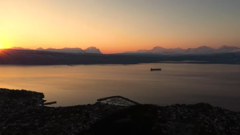 vista aérea de la puesta de sol sobre la ciudad junto al océano