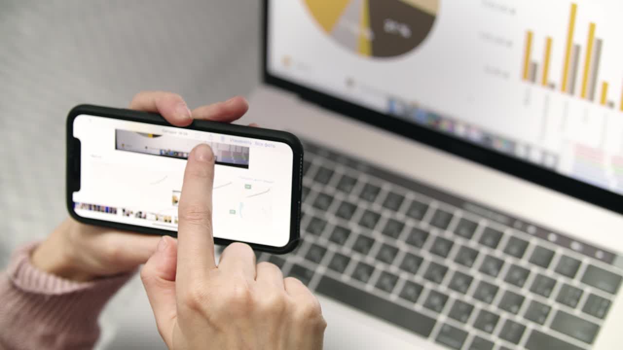 foto de una mujer con gráficos de negocios en un teléfono móvil. trabajo de negocios