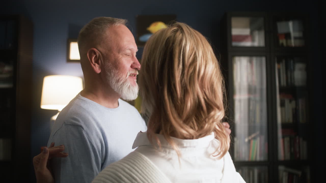 pareja bailando en casa