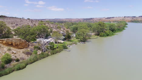 Toma-Aérea-Que-Muestra-Un-Grupo-De-Chozas-De-Vacaciones-A-Lo-Largo-Del-Impresionante-Río-Murray-En-El-Sur-De-Australia