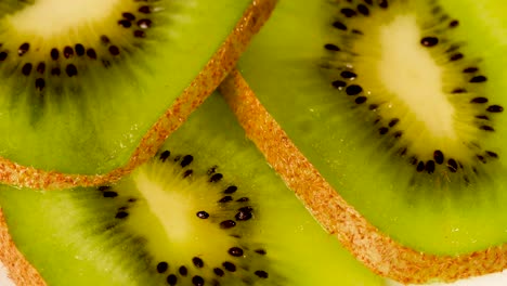 coup en mouvement ou en rotation de trois tranches de kiwi