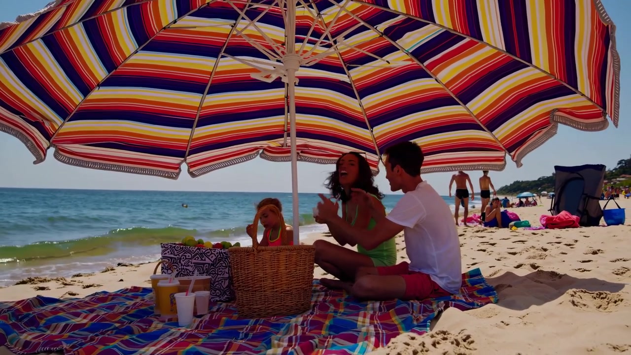 Família feliz e crianças aproveitando um dia de verão na praia