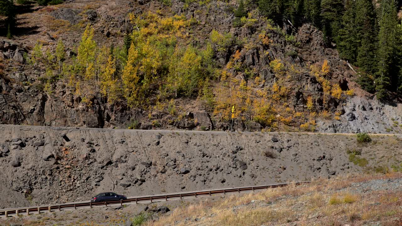 coches subiendo una sección empinada de la autopista del millón de dólares en las montañas de san juan de colorado