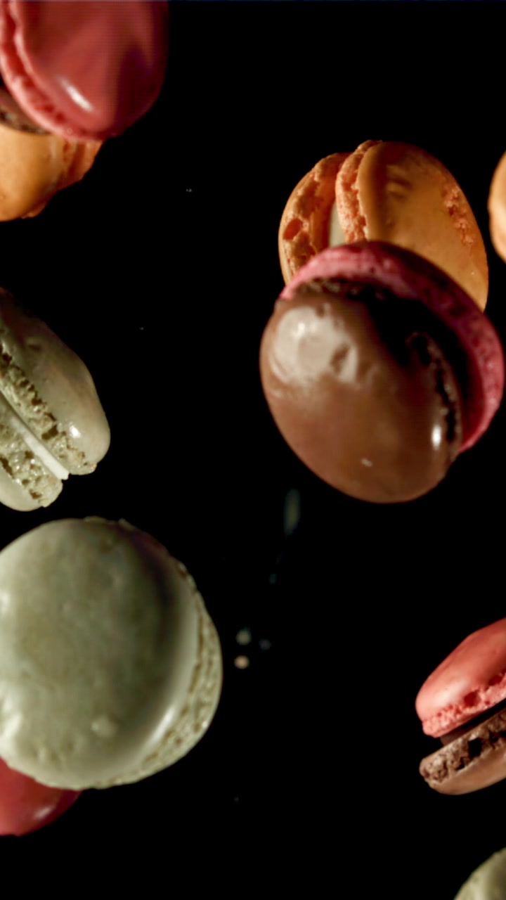 Macarons Coloridos Caindo em Câmera Lenta em Fundo Preto