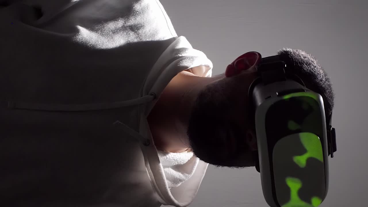 hombre usando auriculares vr - mira alrededor del mundo virtual 3d