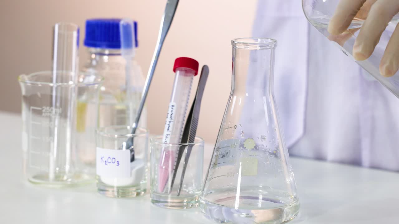 demostración de la reacción química mediante el indicador azul de bromotimol