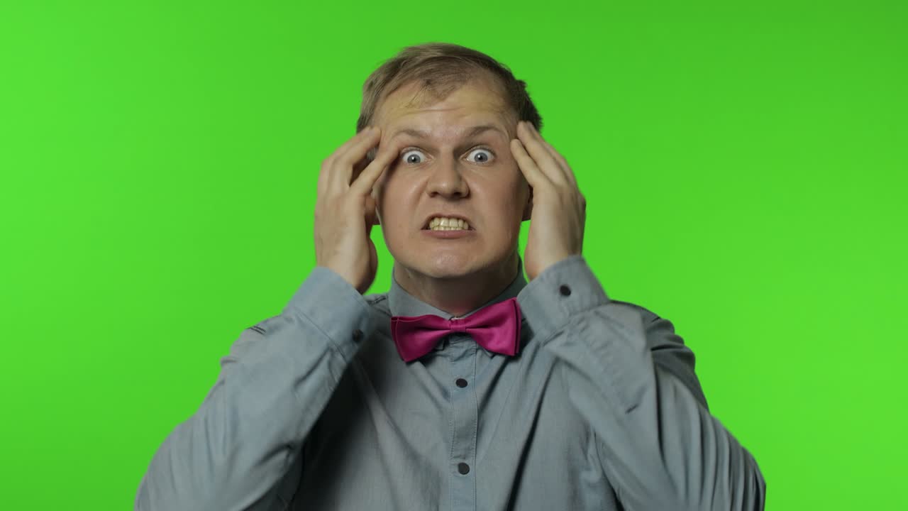 사람은 미쳤고, 스트레스를 받았고, 곤경에 짜증이 났고, 손을 들고 소리치고, 비명을 지르며