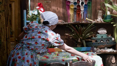 mujer con ropa tradicional trabajando en el restaurante