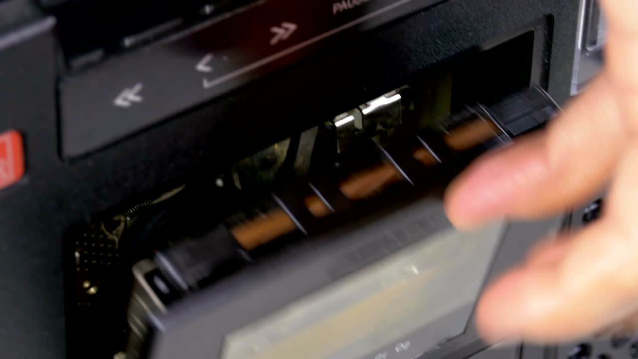 테이프 플레이어에 오디오 카세트를 입하고 재생, 정지 버튼을 누르면