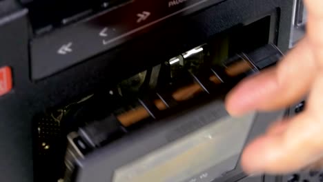insertar casetes de audio en el reproductor de cinta y presionar los botones de reproducción y parada