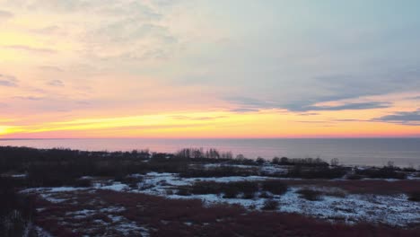 Hermoso-Paisaje-Marino-Báltico-Al-Atardecer,-Drone-Volando-Por-La-Playa-De-Daugavgriva