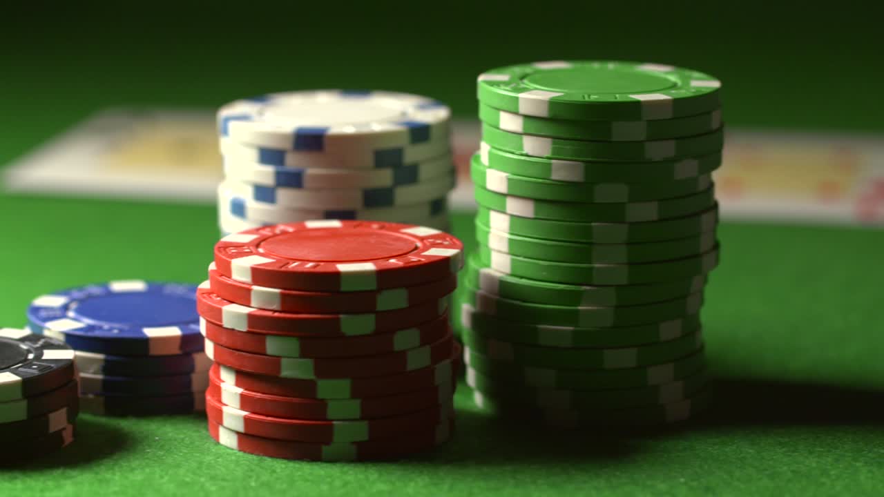 tiro de seguimiento a través de la mesa de póquer 1