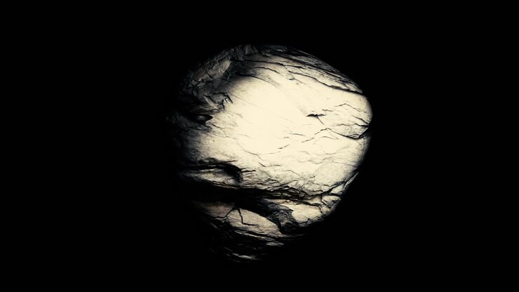 Primo piano di una roccia texturizzata su sfondo nero
