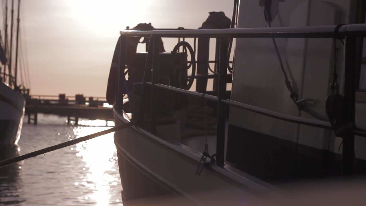 fotografía matutina del puerto y los barcos