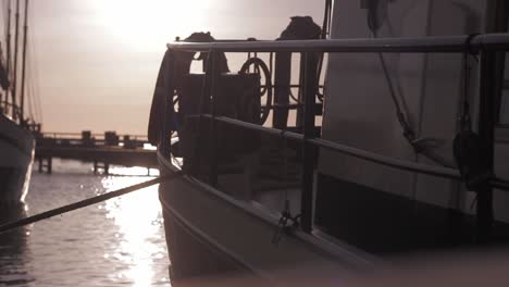 fotografía matutina del puerto y los barcos