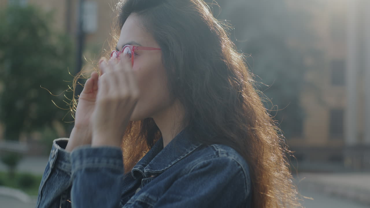 Mulher de óculos de sol vermelhos