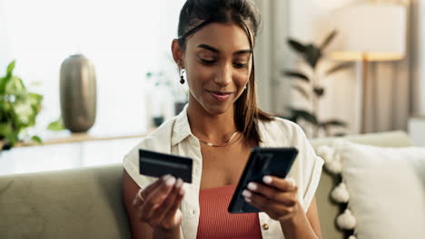 mulher, cartão de crédito e telefone com sorriso
