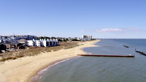 Drone-Volando-Hacia-El-Oeste-Sobre-La-Playa-Con-Vista-Al-Mar-En-Norfolk-Virginia-Hacia-Hampton