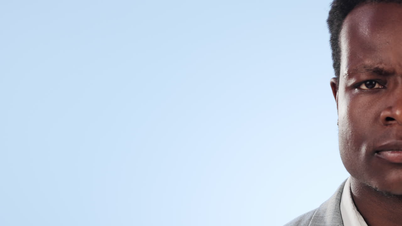 hombre, cara y espacio con duda en el estudio