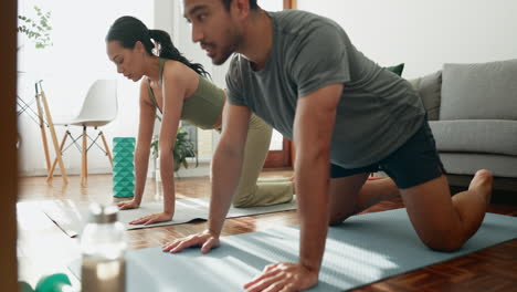 hogar, meditación y estiramiento de pareja