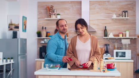 Hombre-Alegre-En-La-Cocina-Con-Su-Esposa